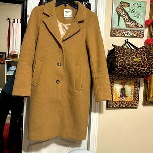 Stylist Abercrombie & fitch dad coat bought it last winter only wore once.